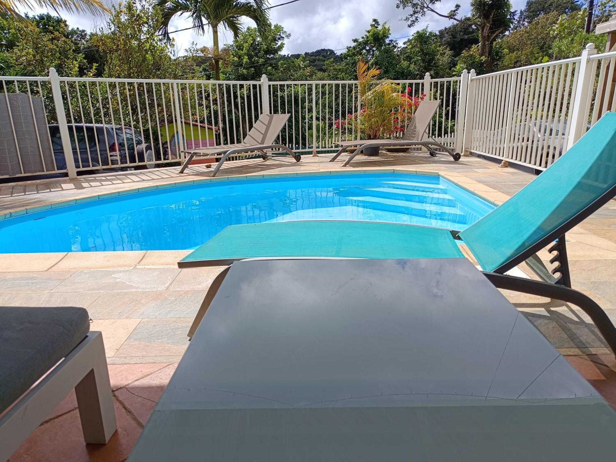 Douceur Des Hauteurs Bas De Villa, Piscine Privee Sainte-Luce Exteriör bild